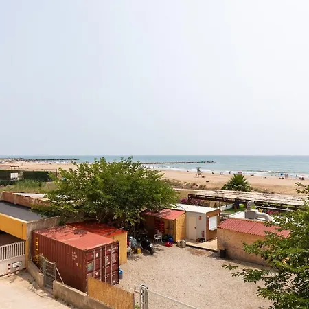 Isola Beachside Апартаменты *