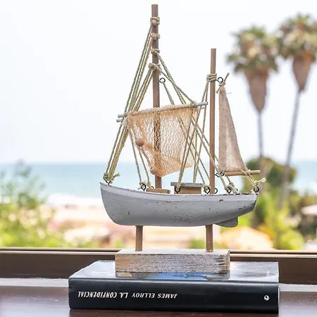 Апартаменты Isola Beachside *